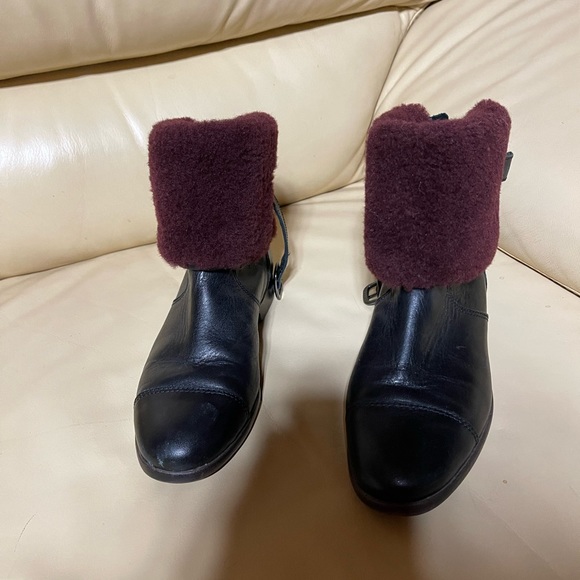 Ugg ankle bootie size 5 1/2 black with burgundy fur - Picture 2 of 3